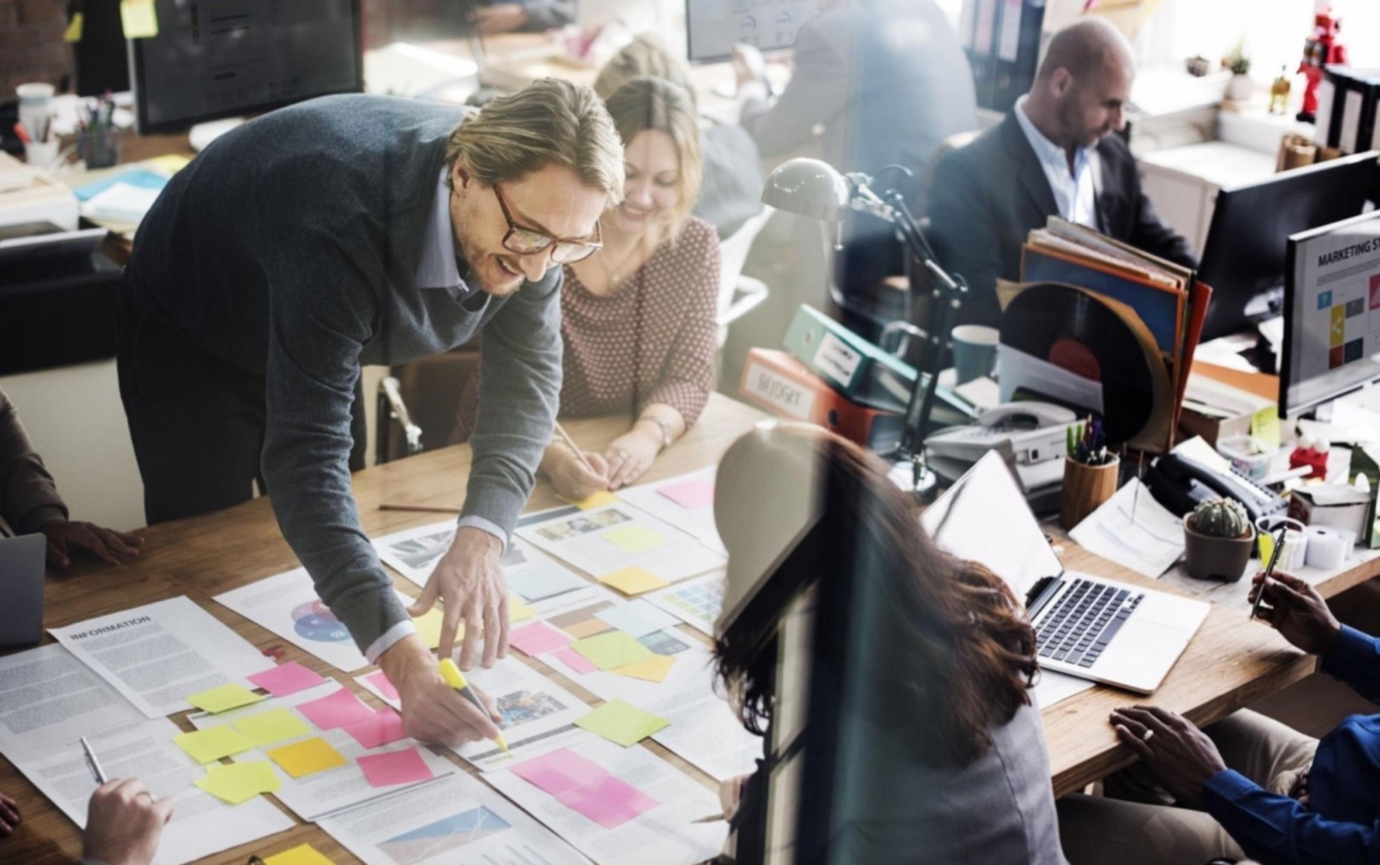 Estudiantes trabajando en planificación financiera