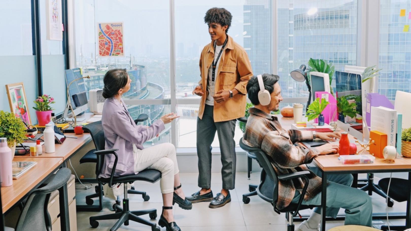 Equipo de Novarilysque trabajando en soluciones educativas financieras