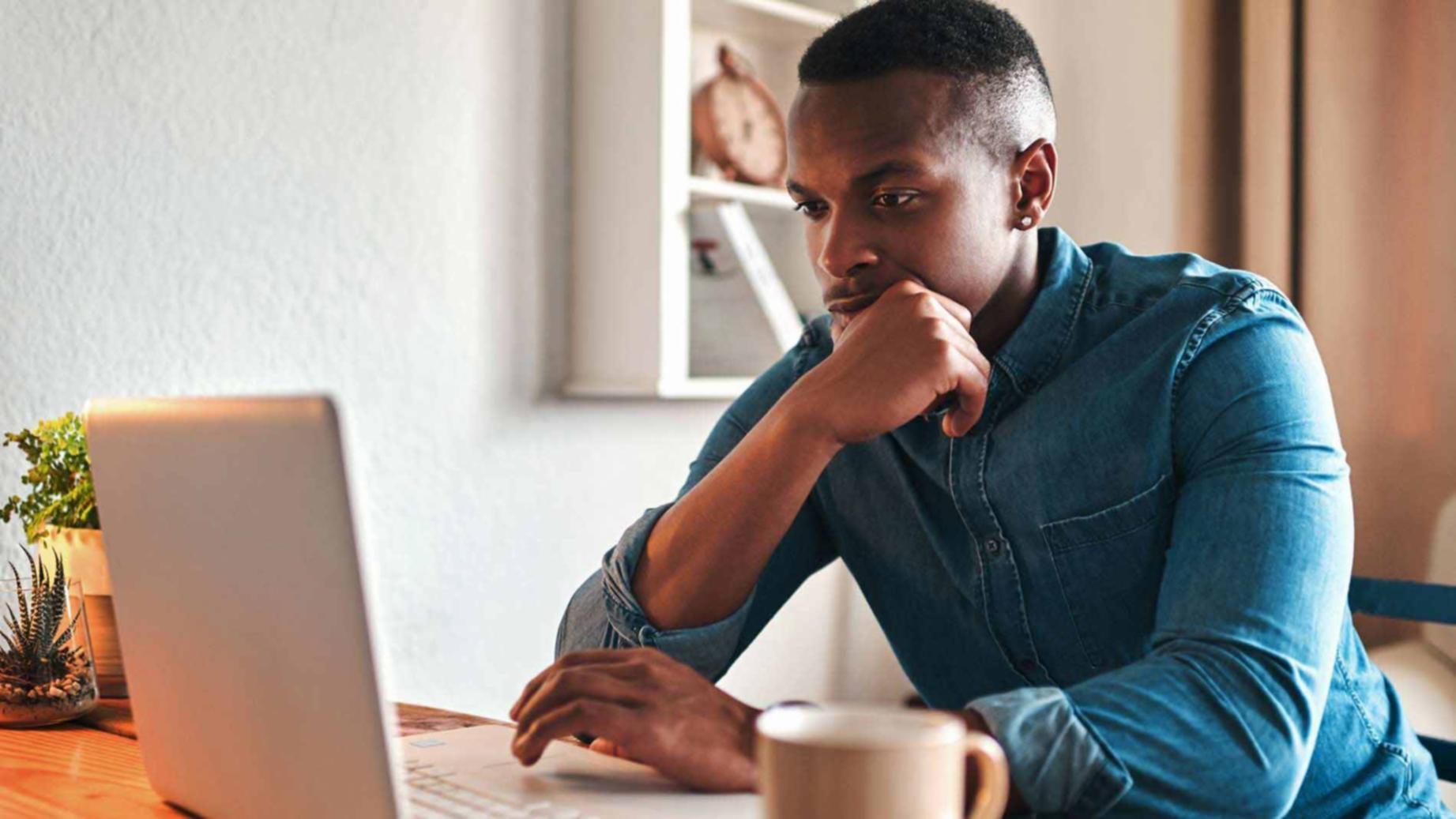 Estudiante utilizando herramientas digitales para planificación financiera